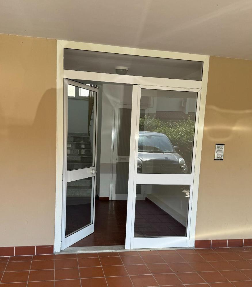 Bellissima Stanza Con Parcheggio Gratuito Lägenhet Cinquale Exteriör bild